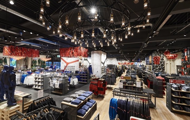 Engelbert Strauss 工作服店，由 Plajer & Franz Studio 设计，奥伯豪森 – 德国