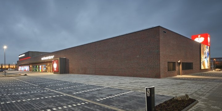 Engelbert Strauss 工作服店，由 Plajer & Franz Studio 设计，奥伯豪森 – 德国