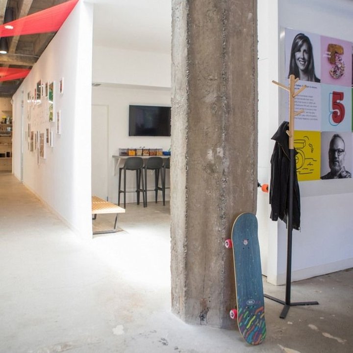 入伍设计办公室由 Medium Plenty 设计，奥克兰 – 加利福尼亚州