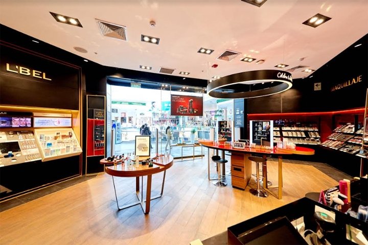 Esika 旗舰店由 Modulor Retail Architecture 设计，秘鲁利马