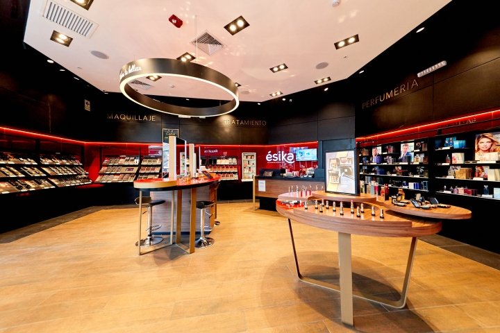 Esika 旗舰店由 Modulor Retail Architecture 设计，秘鲁利马