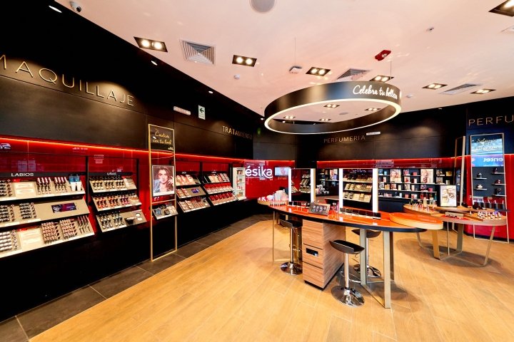 Esika 旗舰店由 Modulor Retail Architecture 设计，秘鲁利马