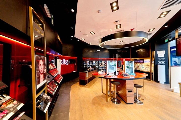 Esika 旗舰店由 Modulor Retail Architecture 设计，秘鲁利马