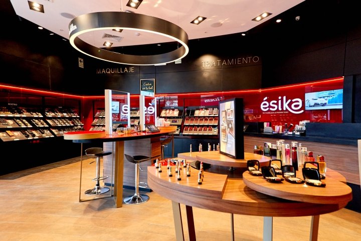 Esika 旗舰店由 Modulor Retail Architecture 设计，秘鲁利马