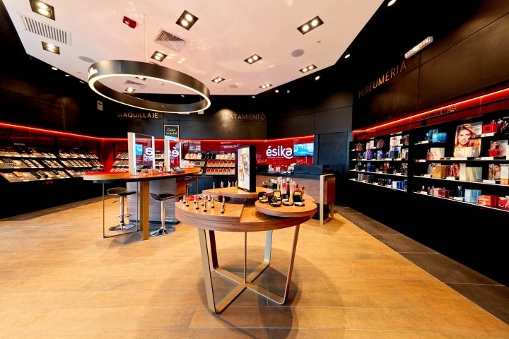 Esika 旗舰店由 Modulor Retail Architecture 设计，秘鲁利马