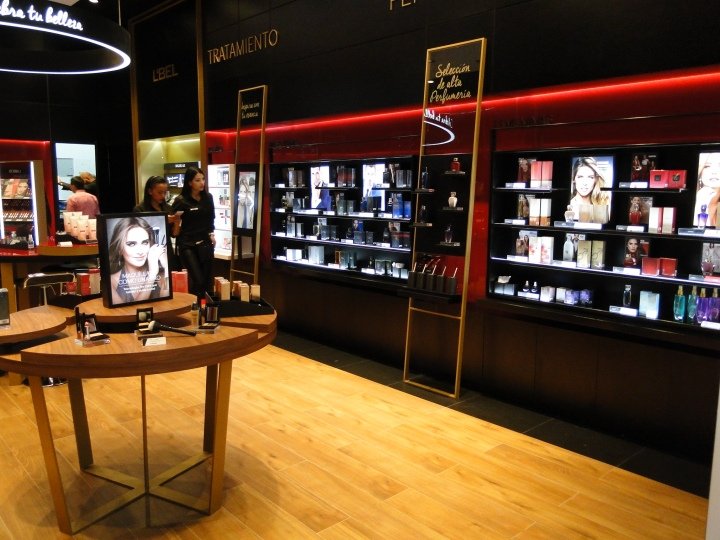 Esika 商店，由 Intangibles Assets Design 设计，秘鲁利马