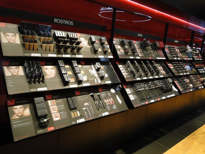 Esika 商店，由 Intangibles Assets Design 设计，秘鲁利马