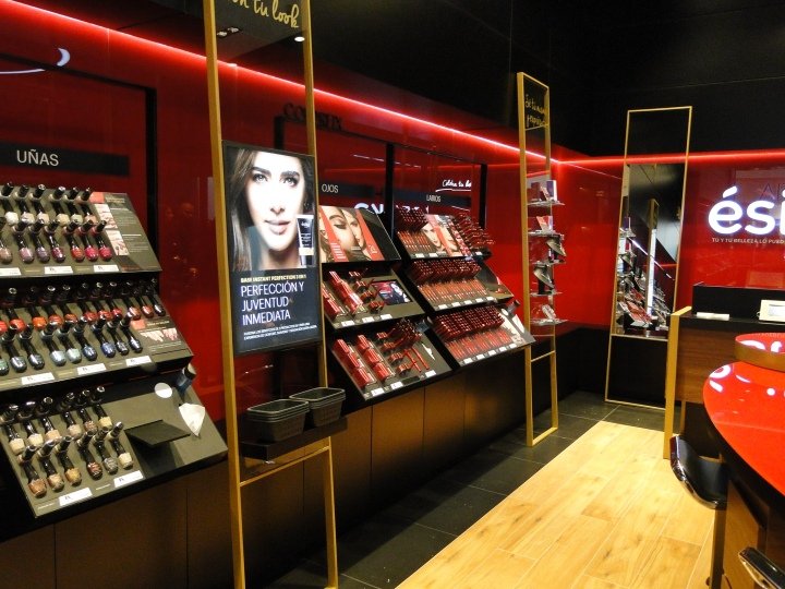 Esika 商店，由 Intangibles Assets Design 设计，秘鲁利马