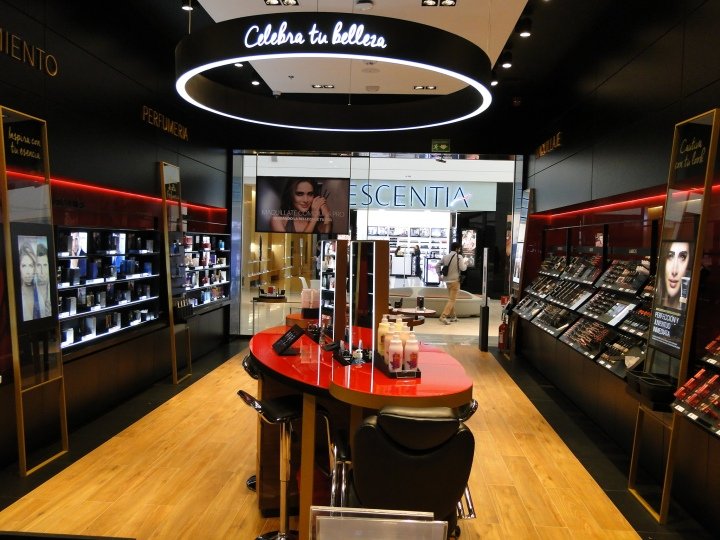 Esika 商店，由 Intangibles Assets Design 设计，秘鲁利马