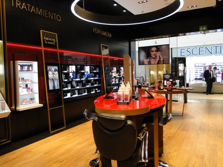 Esika 商店，由 Intangibles Assets Design 设计，秘鲁利马