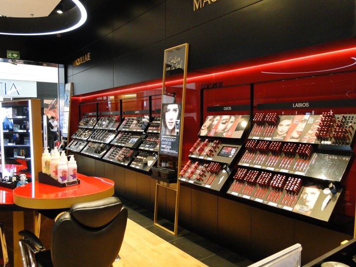 Esika 商店，由 Intangibles Assets Design 设计，秘鲁利马