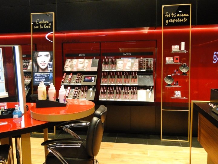 Esika 商店，由 Intangibles Assets Design 设计，秘鲁利马