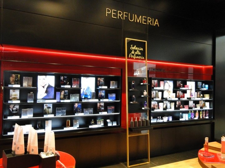 Esika 商店，由 Intangibles Assets Design 设计，秘鲁利马