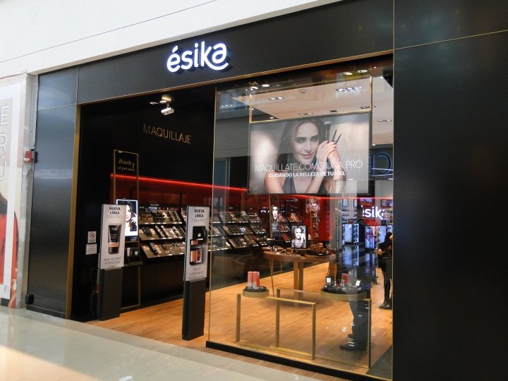 Esika 商店，由 Intangibles Assets Design 设计，秘鲁利马