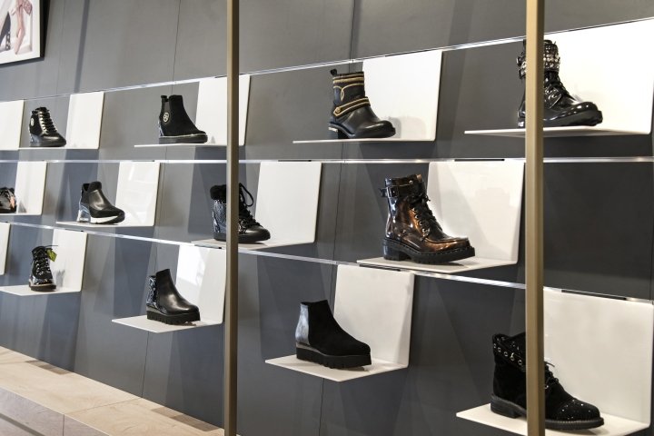 Faye by Lodenfrey by Umdasch Shopfitting，巴德伊舍 – 奥地利