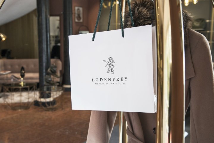 Faye by Lodenfrey by Umdasch Shopfitting，巴德伊舍 – 奥地利