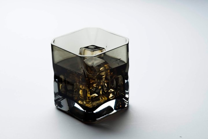 Jeff Jen 设计的 Feel Glass 包装