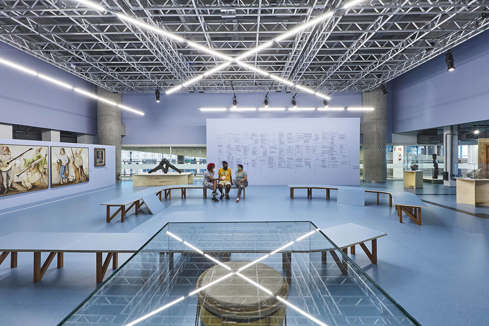 展览项目“Raio que oparte：巴西现代小说”，gru.a + Juliana Godoy