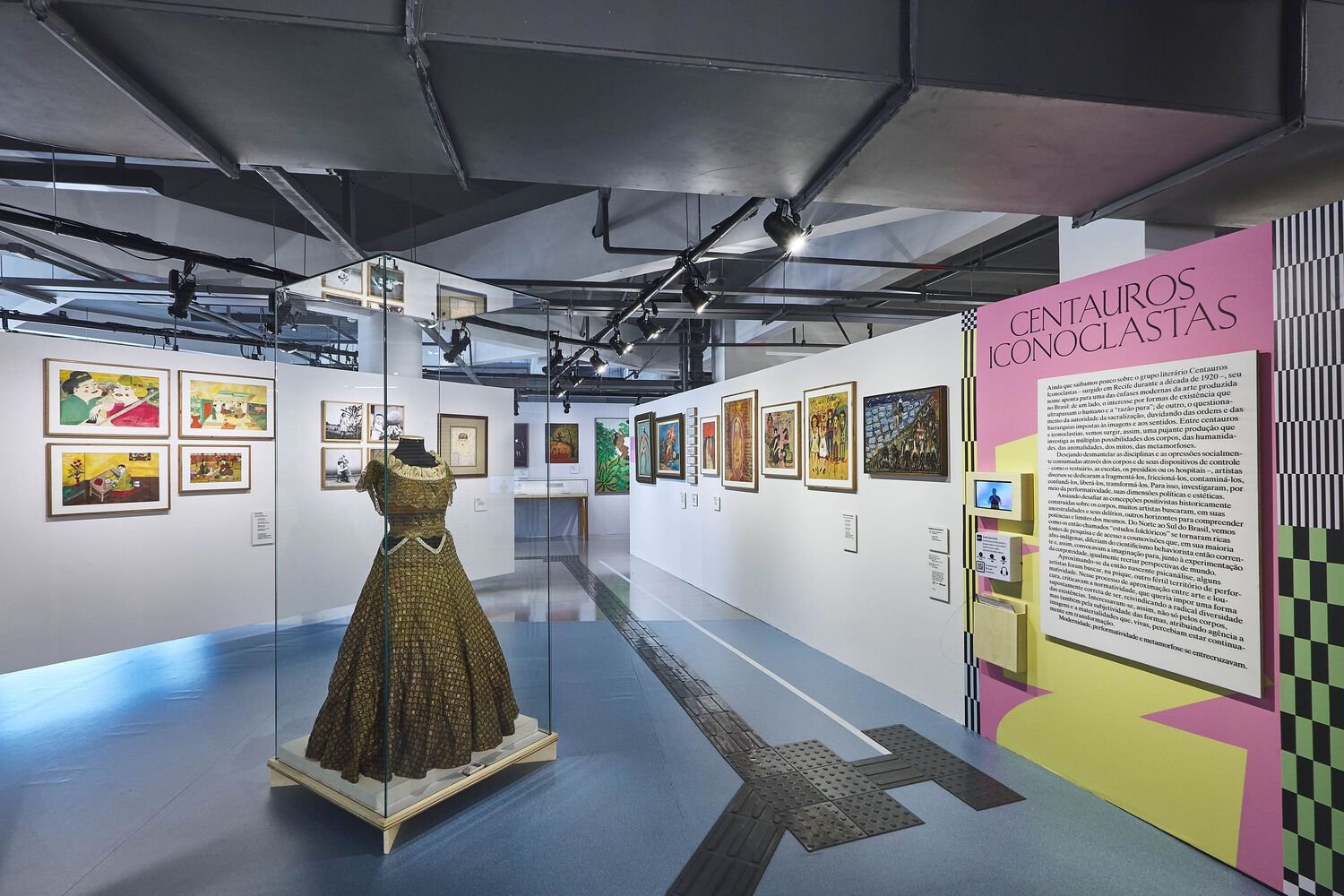 展览项目“Raio que oparte：巴西现代小说”，gru.a + Juliana Godoy