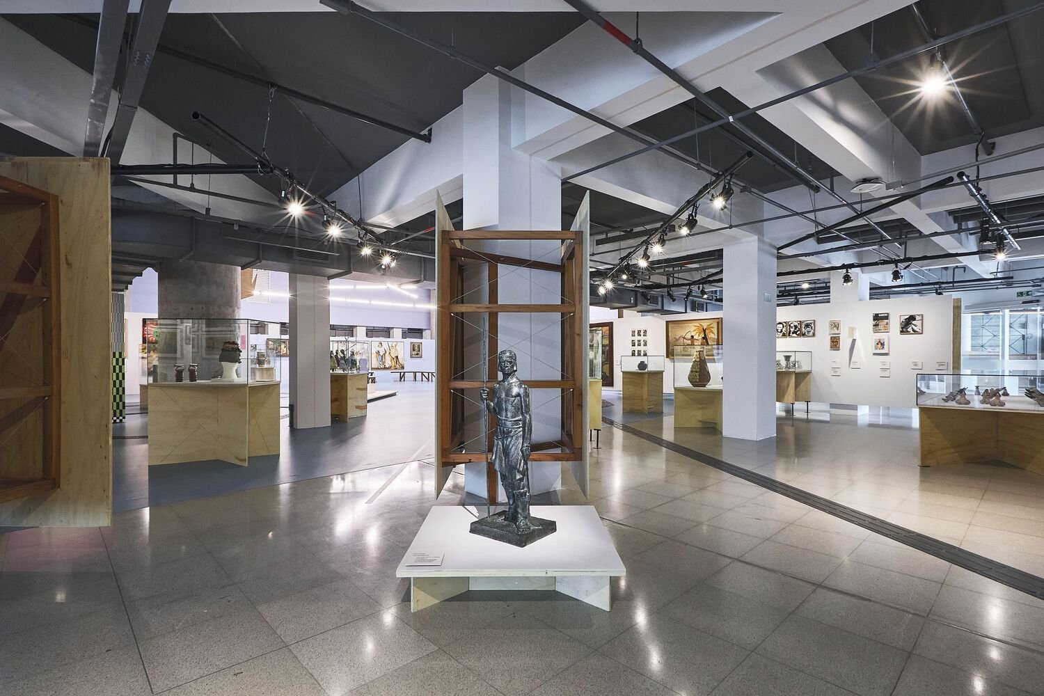 展览项目“Raio que oparte：巴西现代小说”，gru.a + Juliana Godoy