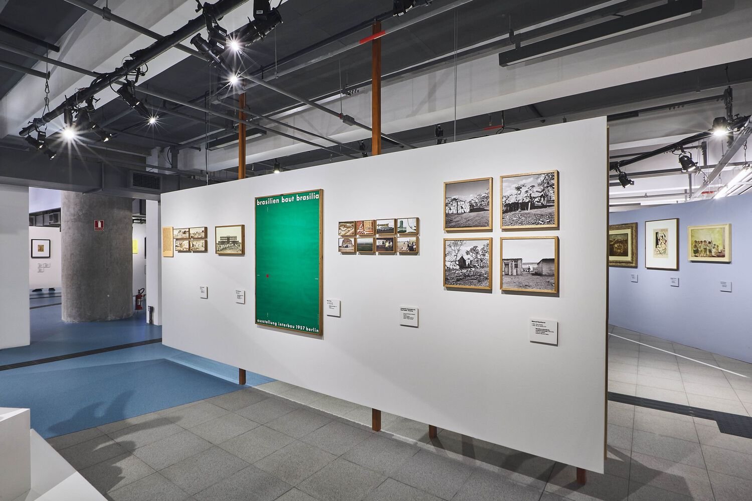 展览项目“Raio que oparte：巴西现代小说”，gru.a + Juliana Godoy