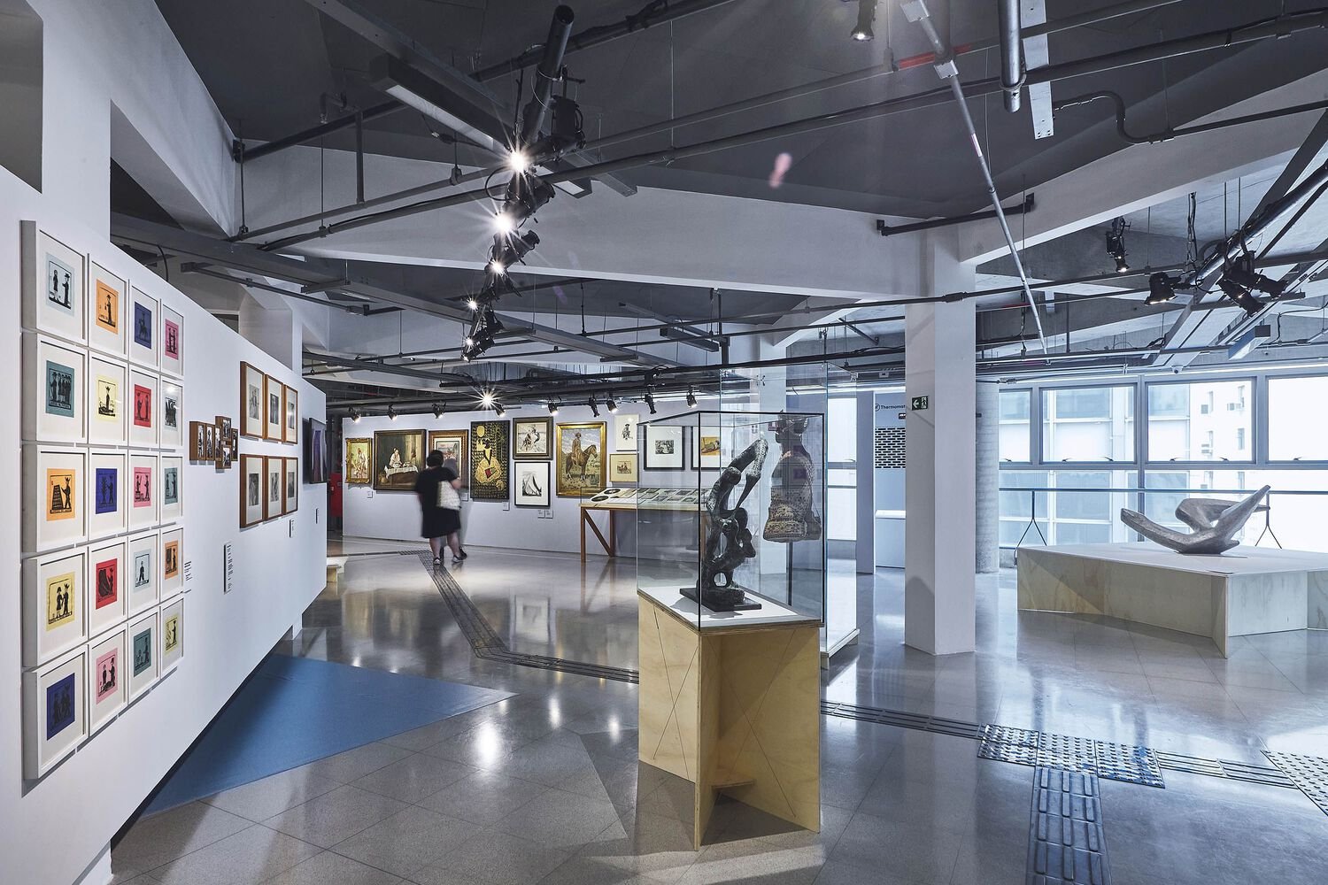 展览项目“Raio que oparte：巴西现代小说”，gru.a + Juliana Godoy