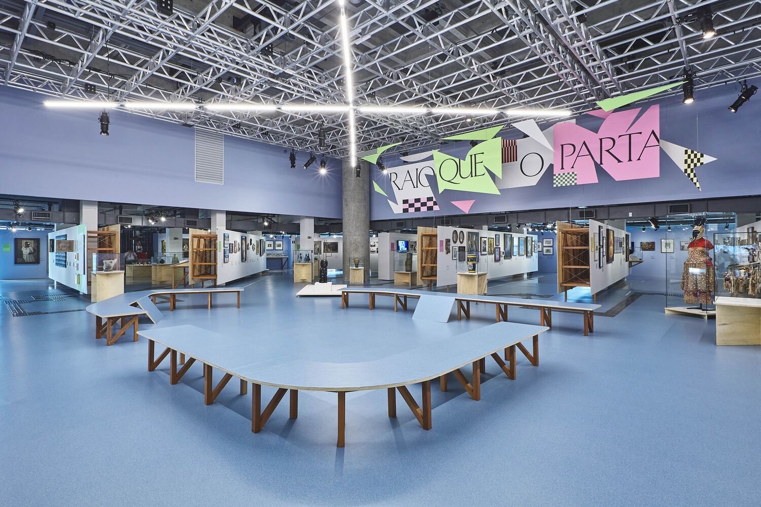 展览项目“Raio que oparte：巴西现代小说”，gru.a + Juliana Godoy