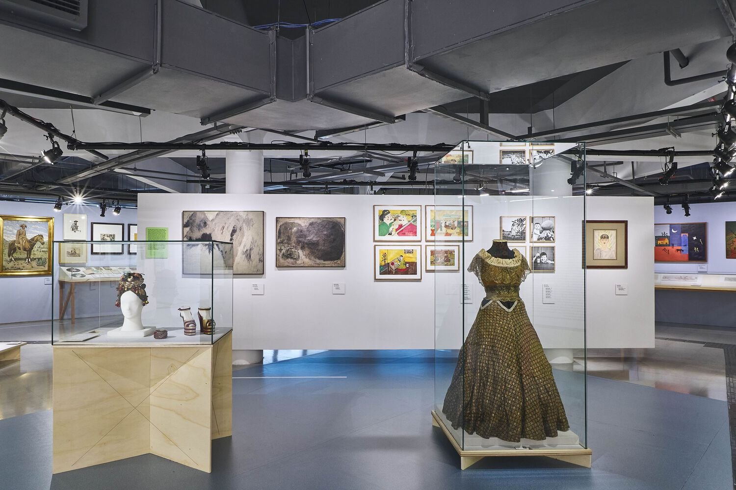 展览项目“Raio que oparte：巴西现代小说”，gru.a + Juliana Godoy