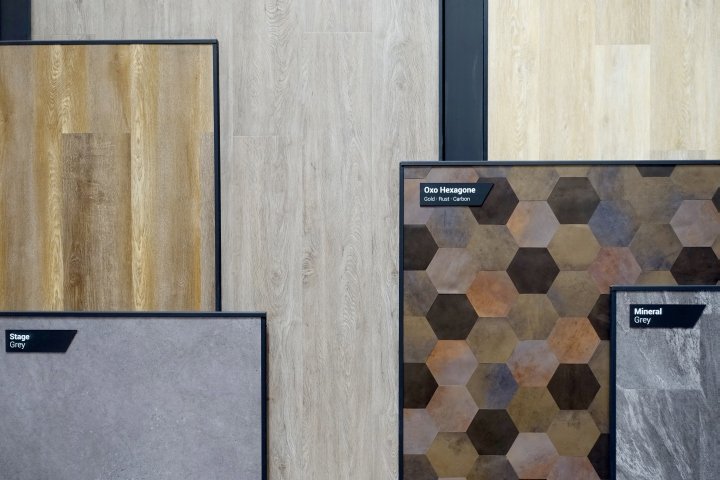 Finzzi 展位由 VXLAB 设计，在德国汉诺威 Domotex 2018 上进行品牌和设计指导