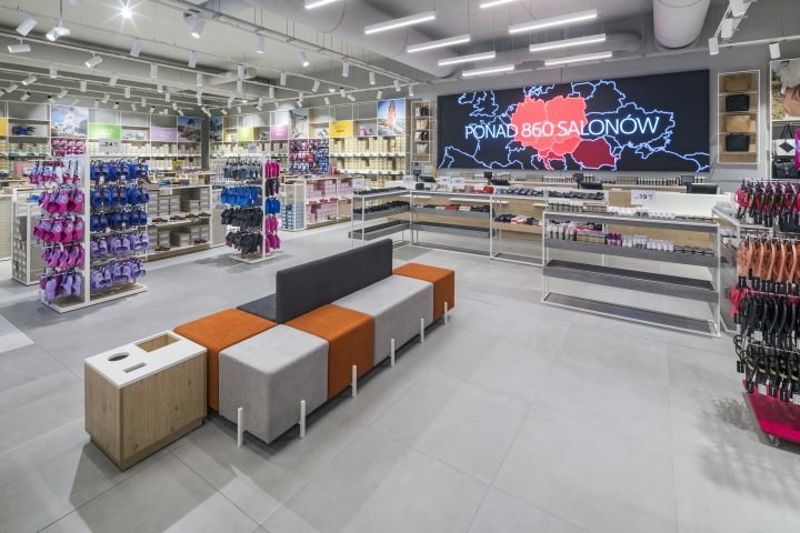 CCC 的旗舰店和全球形象，由 Dalziel & Pow 设计，位于波兰卢宾