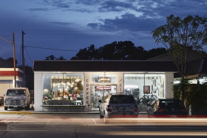 Flat Track Coffee 由 Lilianne Steckel Interior Design 设计,德克萨斯州奥斯汀 Flat Track Coffee 由 Lilianne Steckel Interior Design 设计,德克萨斯州奥斯汀