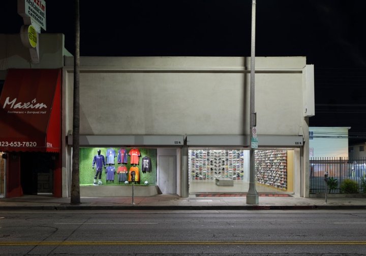 Flight Club 运动鞋店，由 Slade Architecture 设计，洛杉矶 - 加利福尼亚州