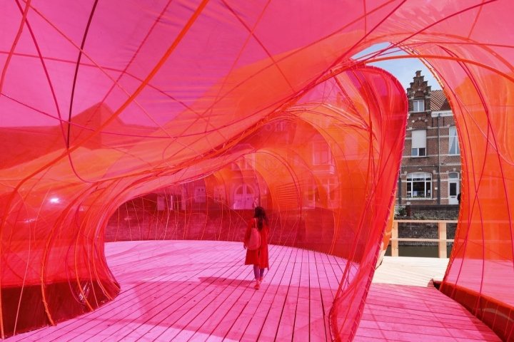 布鲁日三年展的浮动展馆，由 SelgasCano 设计，布鲁日 – 比利时