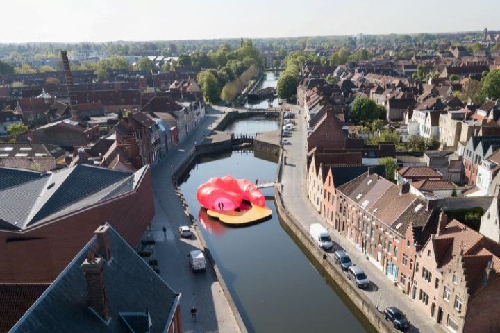 布鲁日三年展的浮动展馆，由 SelgasCano 设计，布鲁日 – 比利时