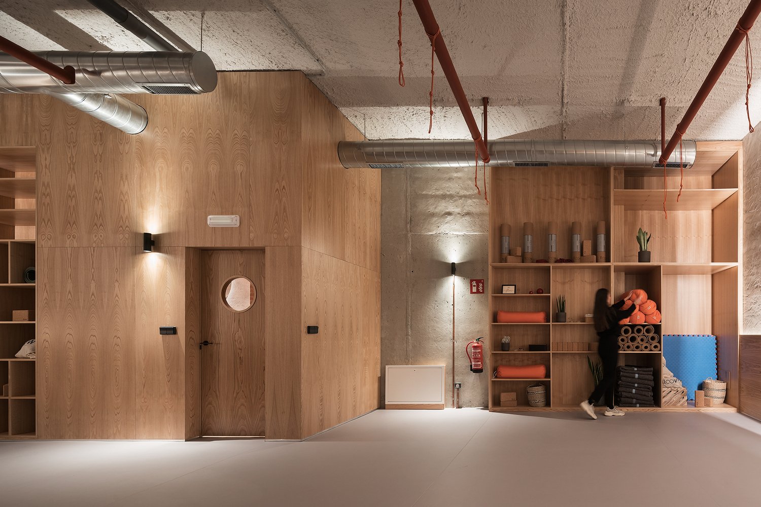 Nan Arquitectos 的 Flow Yoga 和运动工作室