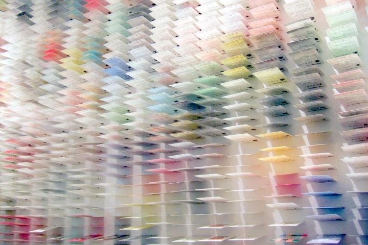 Moriyuki Ochiai Architects 的“名片森林”展览