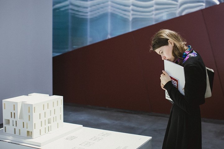 大卫·阿贾耶 (David Adjaye) 在俄罗斯莫斯科车库博物馆举办的“形式、重量、材料”展览 大卫·阿贾耶 (David Adjaye) 在俄罗斯莫斯科车库博物馆举办的“形式、重量、材料”展览