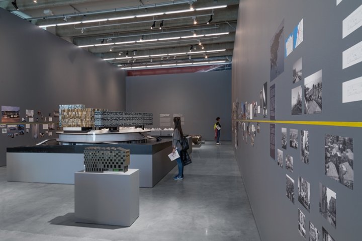 大卫·阿贾耶 (David Adjaye) 在俄罗斯莫斯科车库博物馆举办的“形式、重量、材料”展览 大卫·阿贾耶 (David Adjaye) 在俄罗斯莫斯科车库博物馆举办的“形式、重量、材料”展览