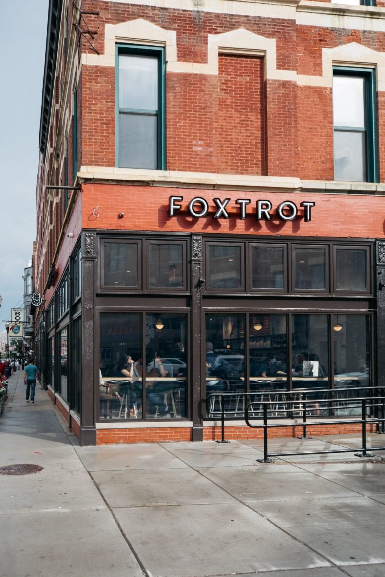 芝加哥巴克敦 (Bucktown) 街区的狐步市场 (Foxtrot Market) | Morgan Li 设计的固定装置和家具 芝加哥巴克敦 (Bucktown) 街区的狐步市场 (Foxtrot Market) | Morgan Li 设计的固定装置和家具