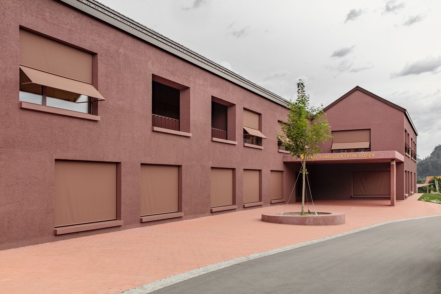 Frastanz Hofen 教育中心 / Pedevilla Architects