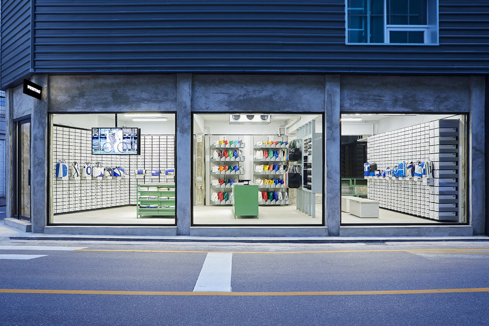 Freitag 商店 / Torafu Architects