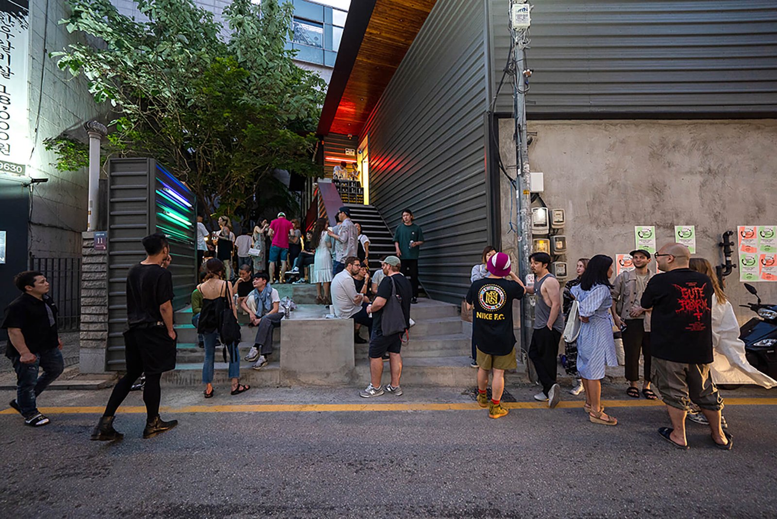 Freitag 商店 / Torafu Architects