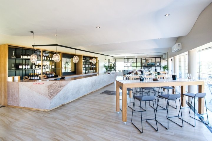 Glenelly 餐厅、品酒室和玻璃博物馆由 Inhouse Brand Architects 设计，南非斯泰伦博斯