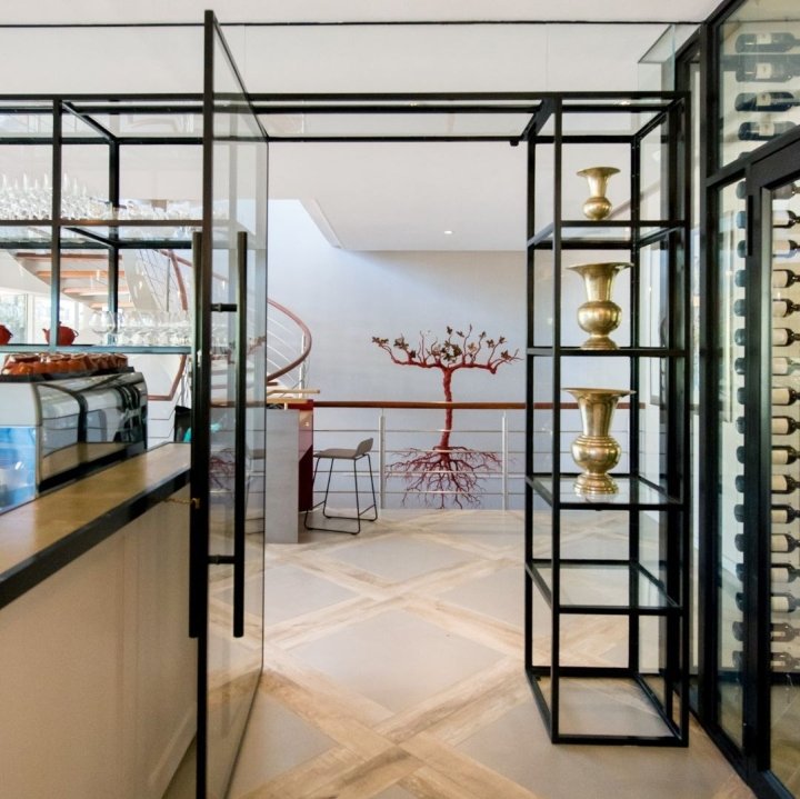 Glenelly 餐厅、品酒室和玻璃博物馆由 Inhouse Brand Architects 设计，南非斯泰伦博斯