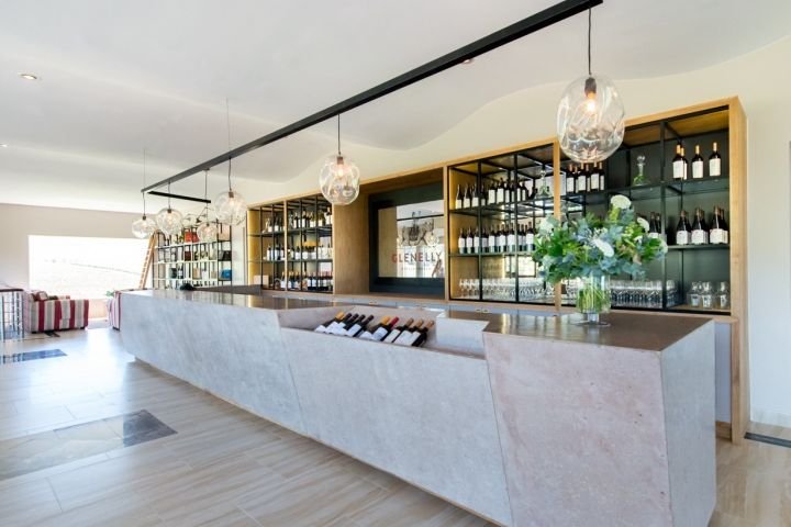 Glenelly 餐厅、品酒室和玻璃博物馆由 Inhouse Brand Architects 设计，南非斯泰伦博斯