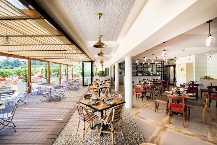 Glenelly 餐厅、品酒室和玻璃博物馆由 Inhouse Brand Architects 设计，南非斯泰伦博斯