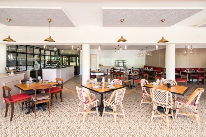 Glenelly 餐厅、品酒室和玻璃博物馆由 Inhouse Brand Architects 设计，南非斯泰伦博斯