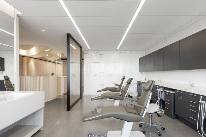 Go Orthodontistes 诊所，作者：Natasha Thorpe，加拿大蒙特利尔