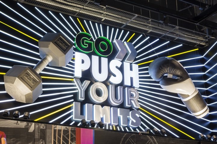 Brand Creative 的 Go Sport 商店,阿联酋迪拜 Brand Creative 的 Go Sport 商店,阿联酋迪拜