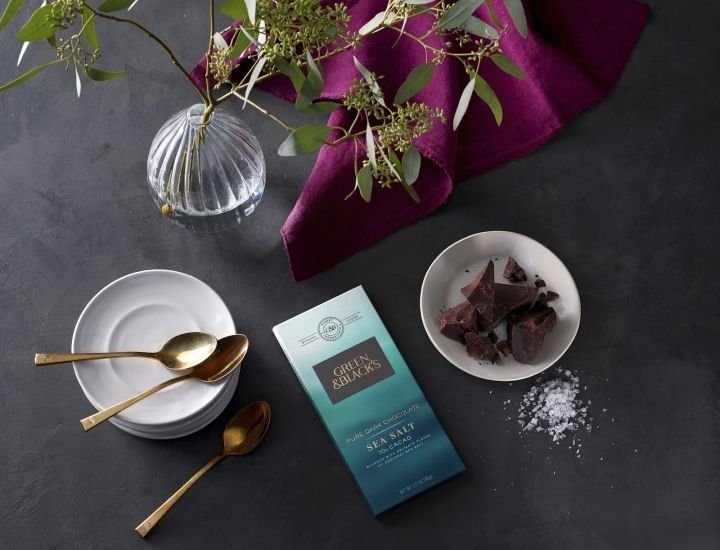 Green & Black 的优质巧克力品牌标识和包装由 Bulletproof 设计